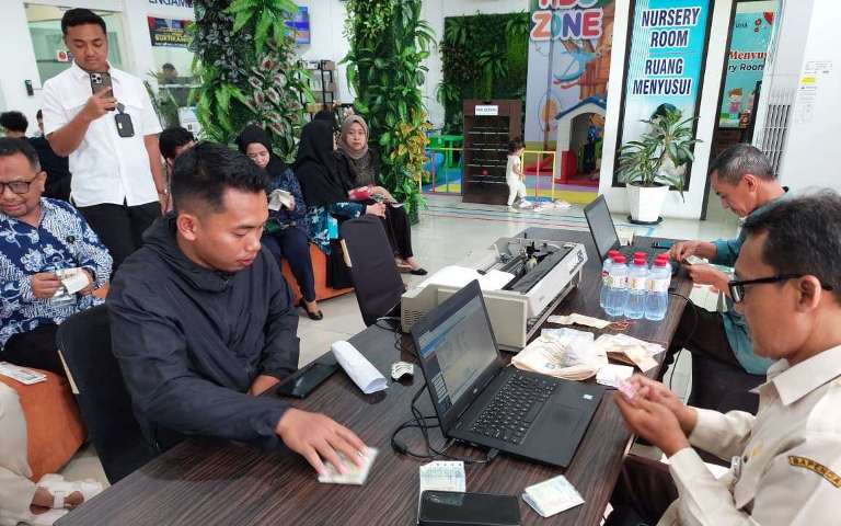 Imigrasi Surabaya Fasilitasi Pembayaran Pajak Kendaraan, Agus Winarto: Sinergi Pelayanan Cepat dan Efisien