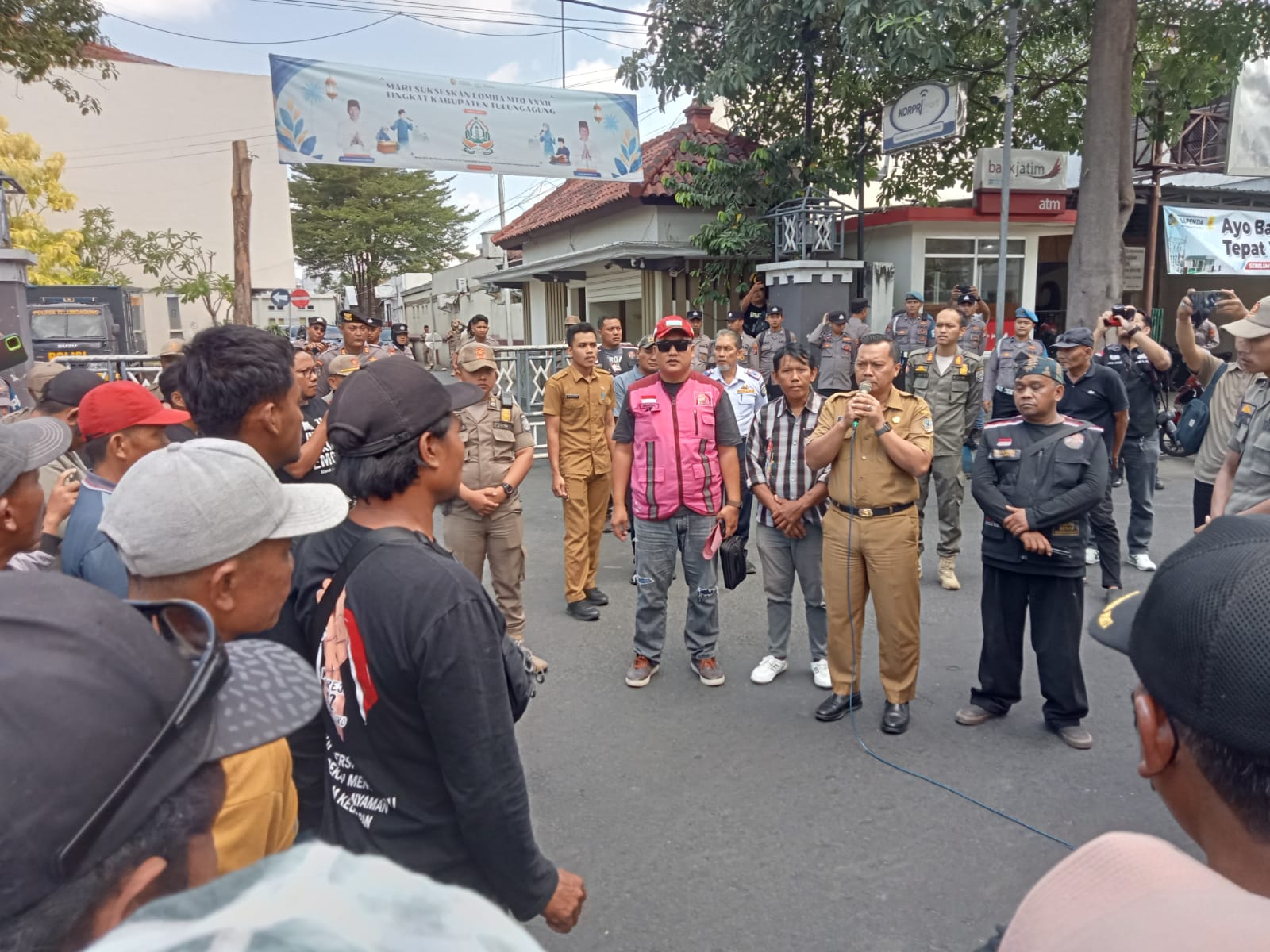 Soal Jalan Rusak, Masyarakat Ancam Blokade Akses Waduk Wonorejo