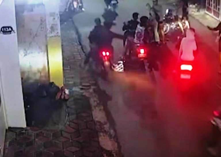 Aksi Puluhan Remaja Terekam CCTV di Jalan Karah Rampas Beat