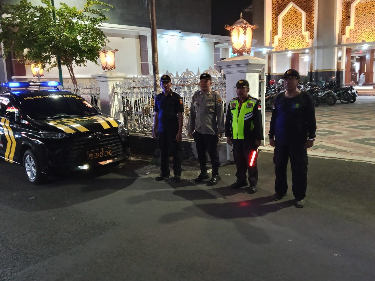 Polsek Gunung Anyar Gelar Patroli Pa' Sholeh Selama Ramadan, Jaga Keamanan dan Kenyamanan Jemaah Tarawih