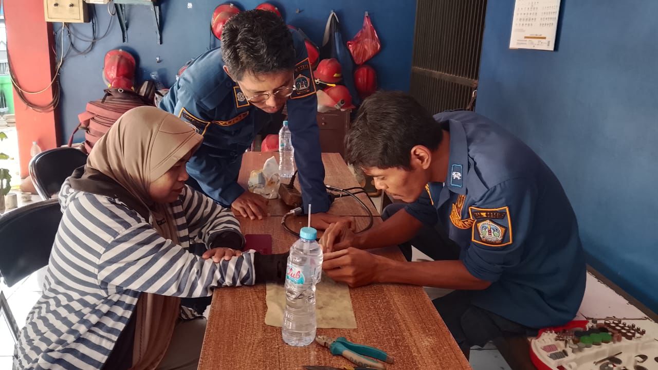 Tak Bisa Lepas Cincin dari Jari, Ibu di Gresik Minta Bantuan Petugas Damkar