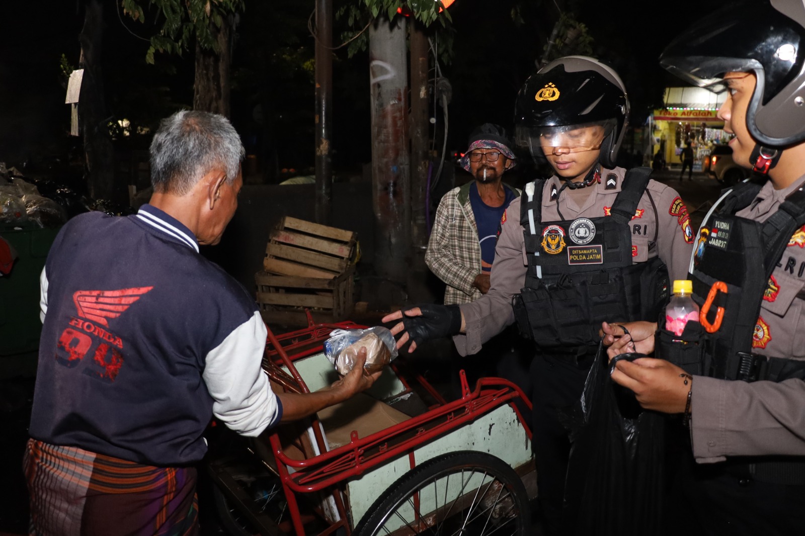 Polres Pelabuhan Tanjung Perak Berbagi Sahur Sambil Jaga Keamanan di Bulan Ramadan