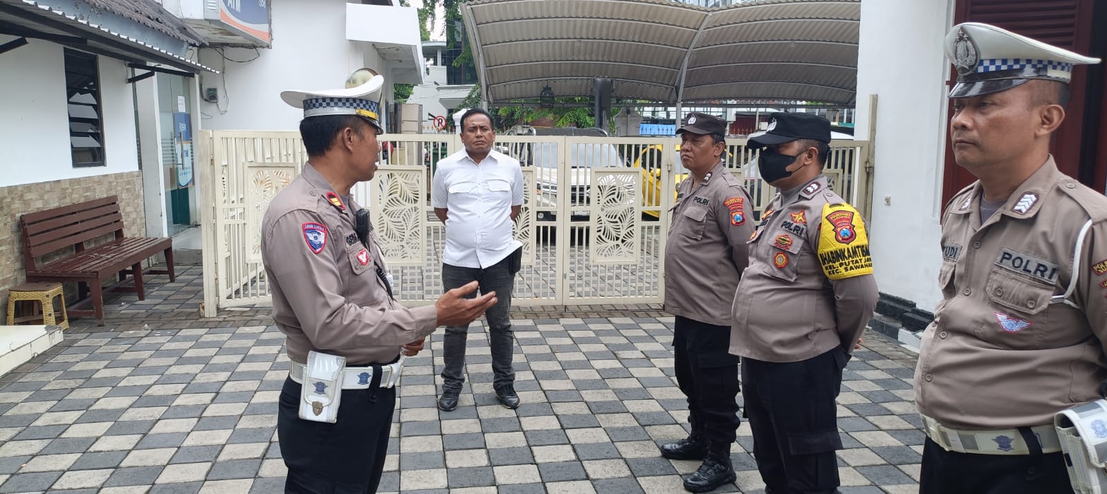 Polsek Sawahan Pastikan Keamanan Pengamanan Sidang PHI di PN Surabaya