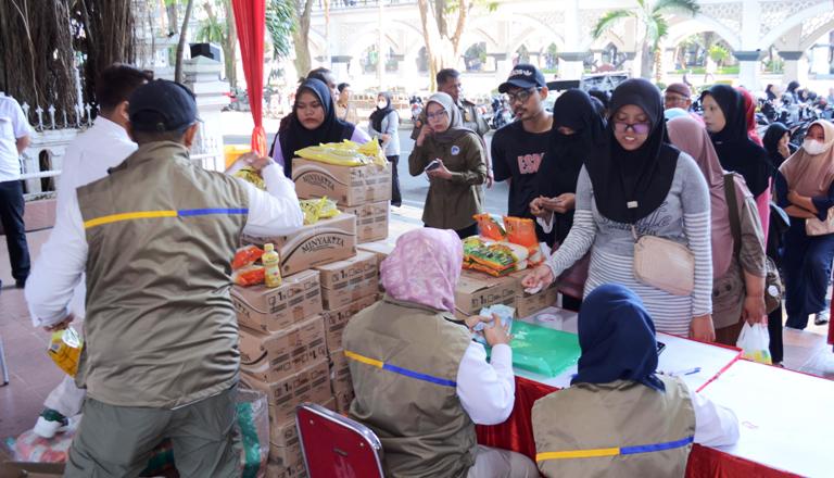 Warga Serbu Gerakan Pangan Murah di Pendopo Alun-alun Gresik, Sembako Ludes