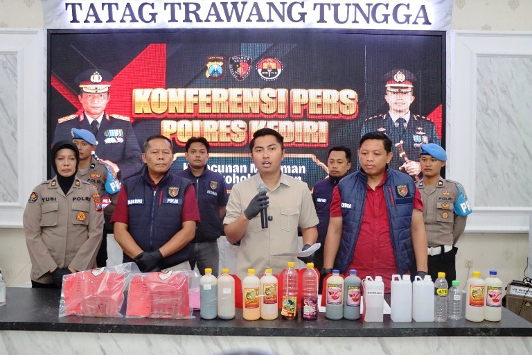 Polres Kediri Ringkus Penjual Miras Oplosan Maut, Tiga Warga Tewas