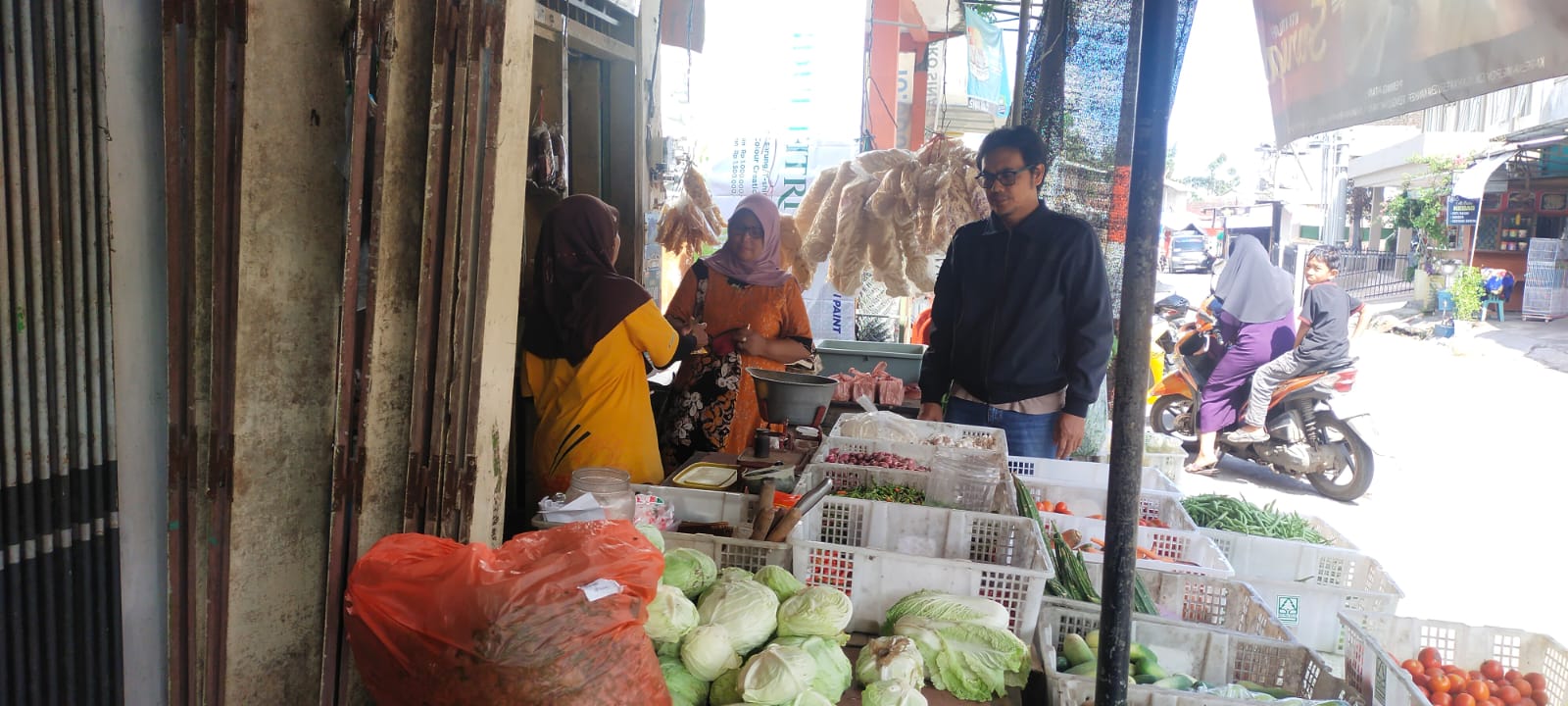 Harga Bahan Pokok di Pasar Pasrujambe Stabil di Bulan Ramadan, Kapolsek: Pemantauan Intensif Terus Dilakukan