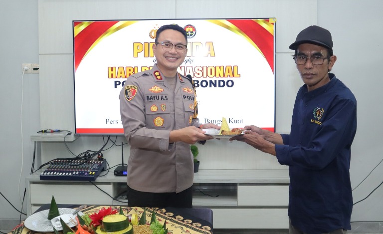 Peringati HPN Ke-80, Polres Situbondo dan PWI Potong Tumpeng