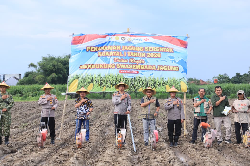 Zoom Bersama Kapolri, Wakapolres Kediri Kota Tanam Jagung di Burengan