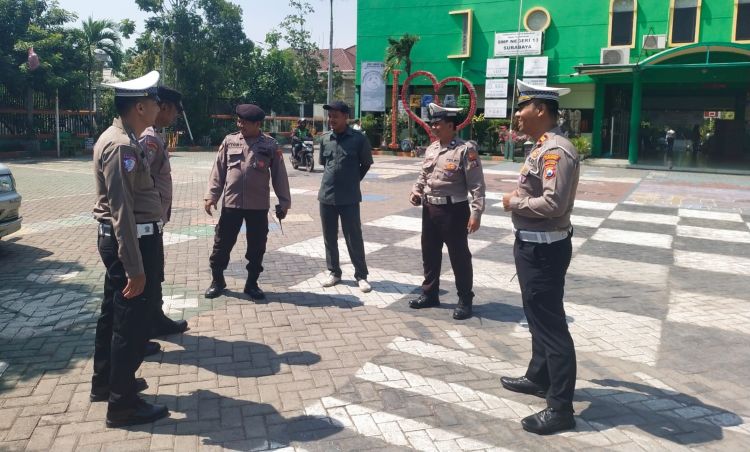 Polsek Wonocolo Gelar Patroli Dialogis di SMPN 13 Surabaya