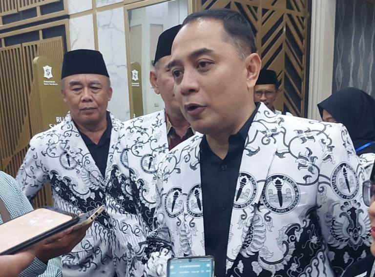 Pelantikan Pengurus PGRI, Wali Kota Surabaya Bahas Kurangnya Jumlah Guru Inklusi