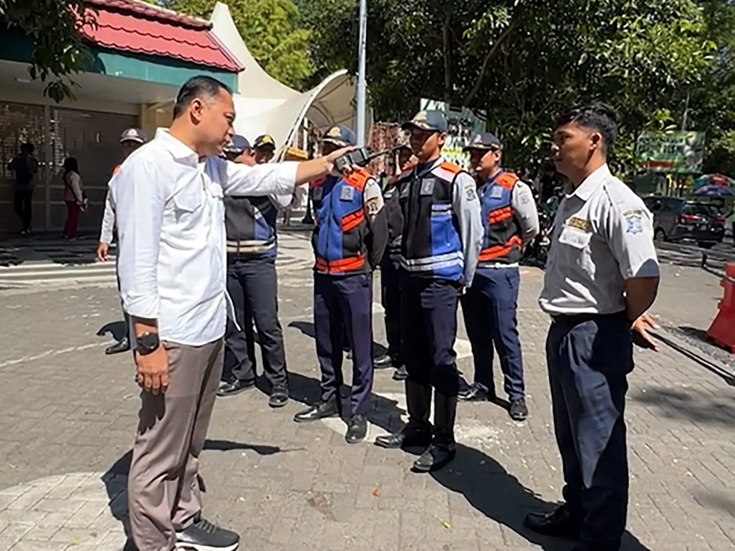 Temukan Parkir Liar di KBS, Wali Kota Eri Minta Evaluasi Kinerja Dishub Surabaya