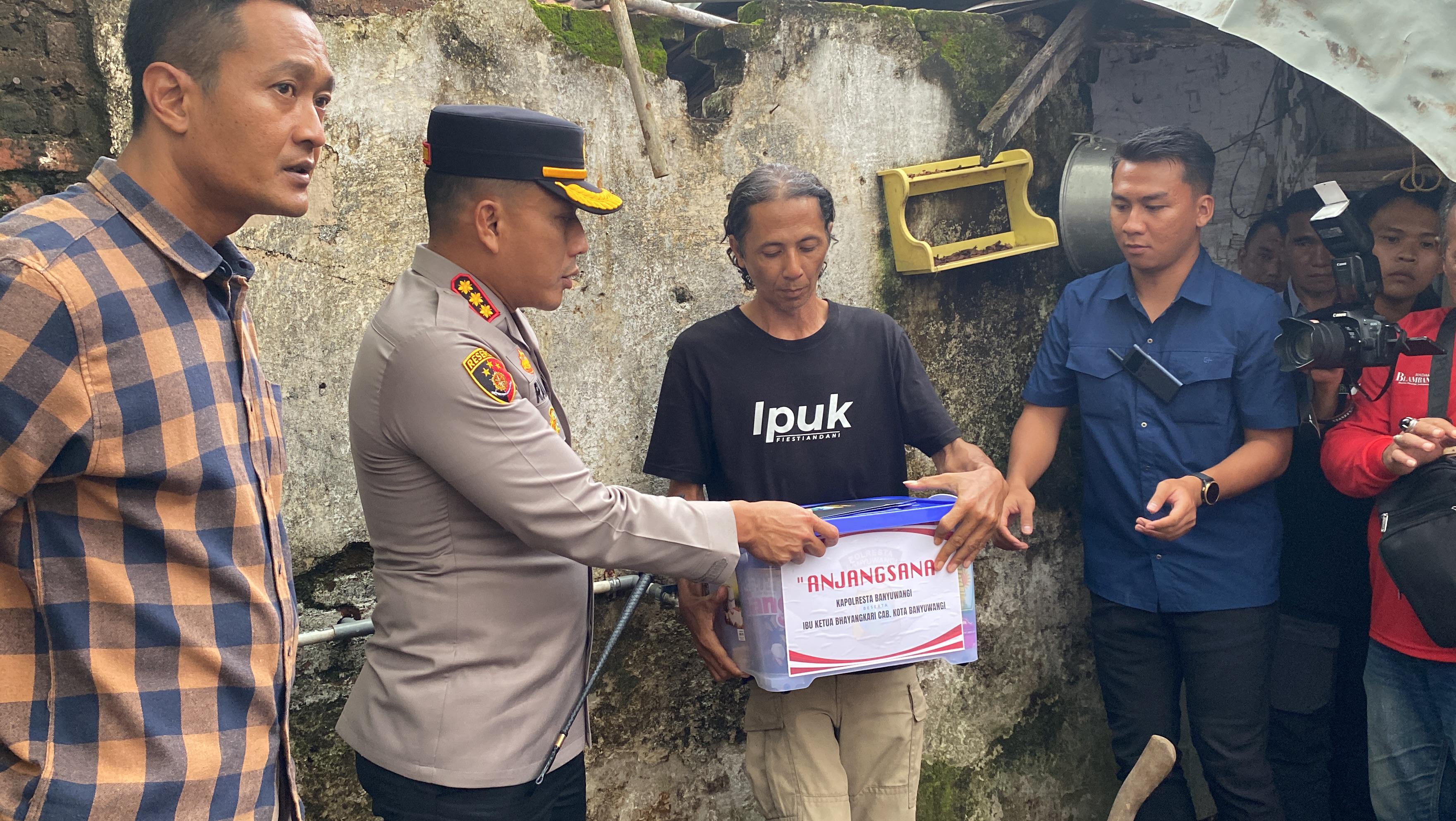 Kombespol Rama Peduli Korban Musibah Angin Kencang