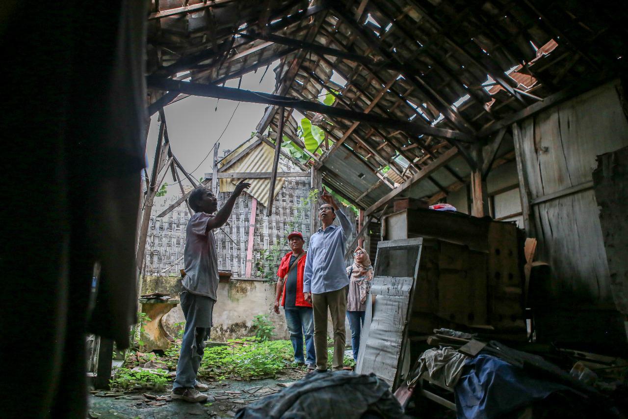 Blusukan ke Lakarsantri, Adi Sutarwijono Kunjungi Pemohon Rutilahu dan Bantu Kursi Roda Warga Sakit