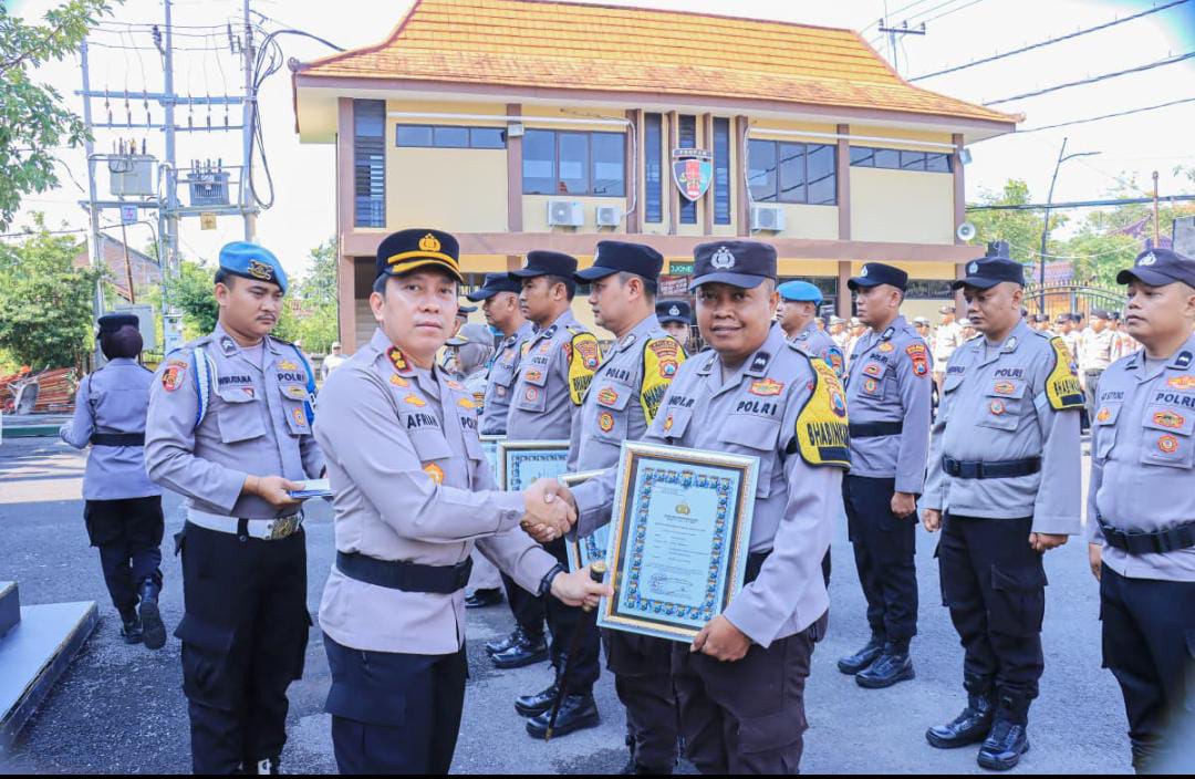 Kapolres Bojonegoro Beri Penghargaan kepada Anggota Berprestasi