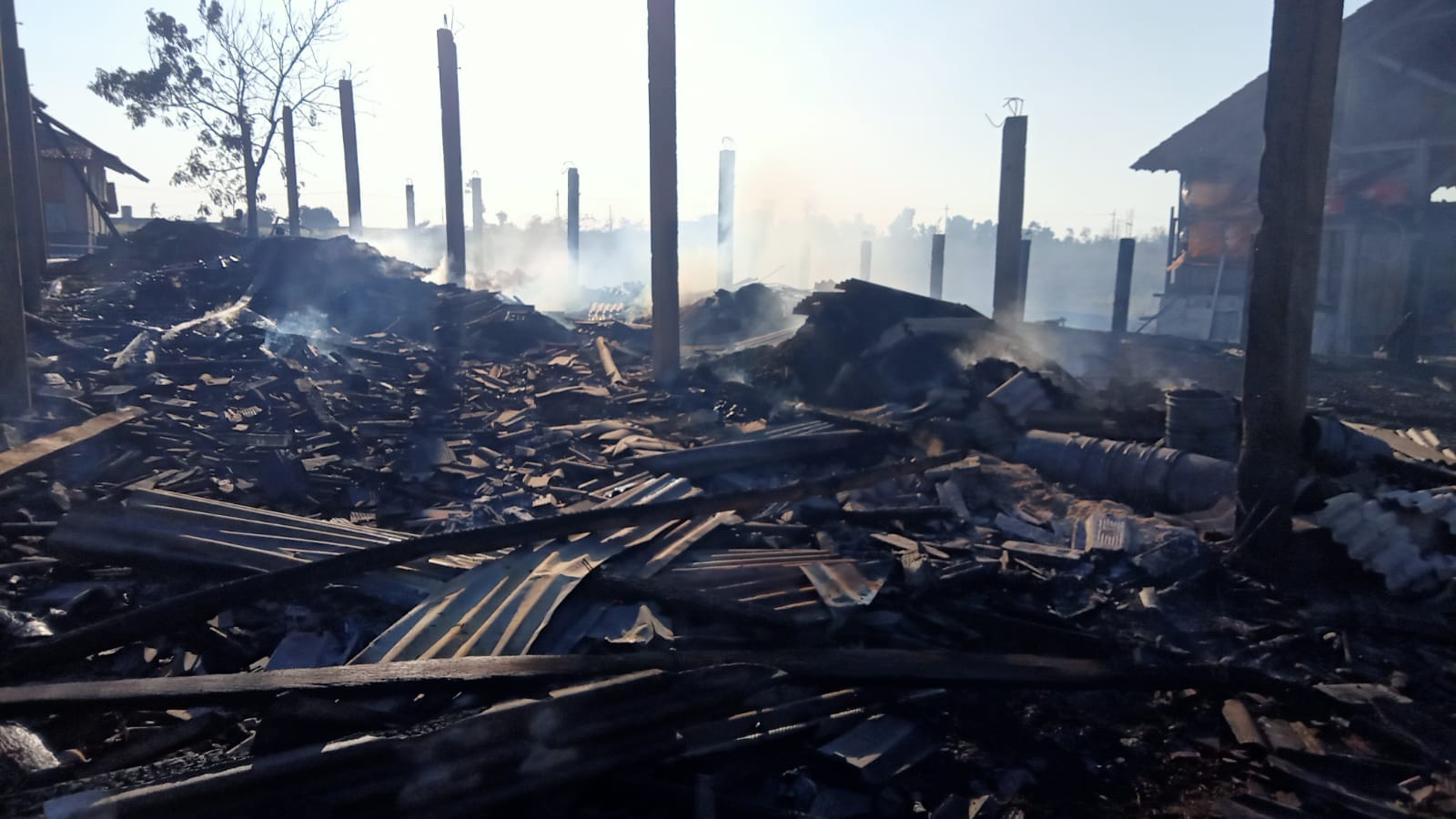 Gegara Bara Bambu Terbakar Terbang, Gudang di Situbondo Rata dengan Tanah