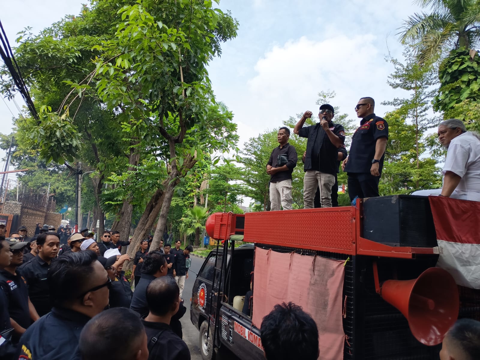 Tolak Eksekusi PN Surabaya, Ratusan Ormas Jaga Rumah Mantan Wapangab