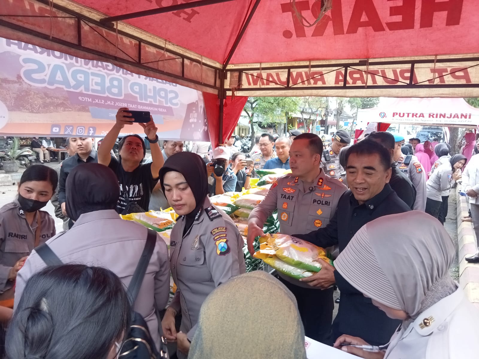 Polres Tulungagung dan Bulog Gelontorkan Beras Murah untuk Masyarakat