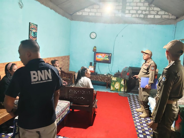 Petugas Gabungan Razia Kafe Remang-remang di Gresik, Pemilik dan Pramusaji Dites HIV