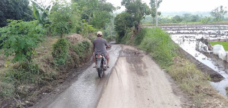 Dilalui Truk Galian, Warga Desa Sugeng Mojokerto Keluhkan Jalan Rusak