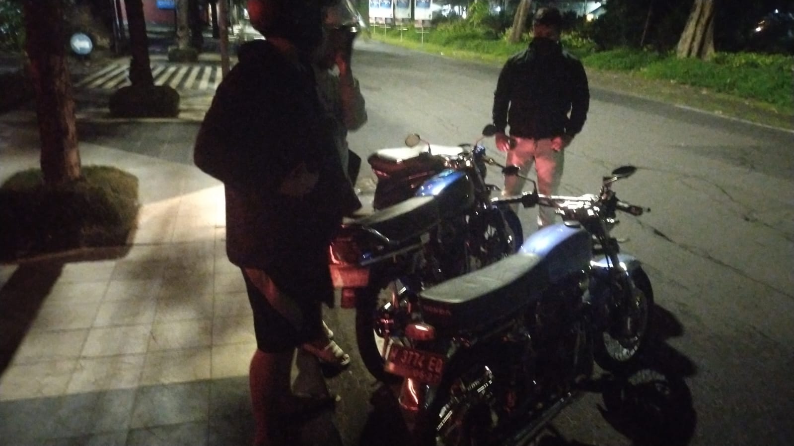 Polsek Wonocolo Gencar Lakukan Penyekatan, Amankan Dua Motor Berknalpot Brong