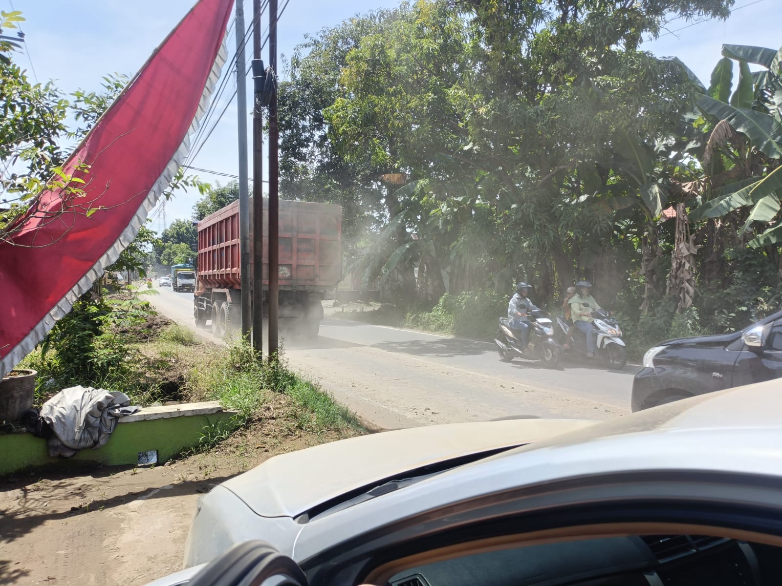 Debu Tebal hingga Jalan Becek, Aktivitas Tambang Galian C di Karangpakis Dikeluhkan Warga