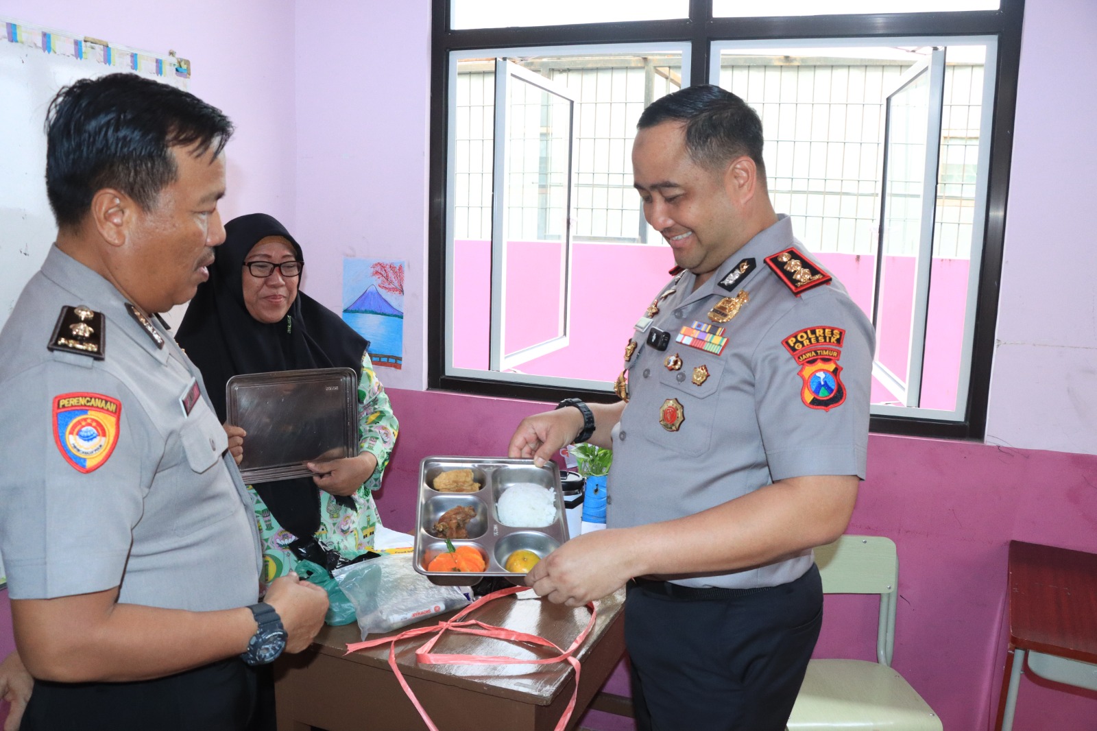 Dukung Program Presiden, Kapolres Gresik Tinjau SPPG dan MBG di SLB Kemala Bhayangkari 2