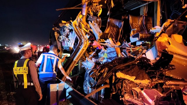 Bus Rombongan SMK Ngasem Bojonegoro Tabrak Truk di Tol Gempol Pasuruan, 2 Tewas, 5 Luka