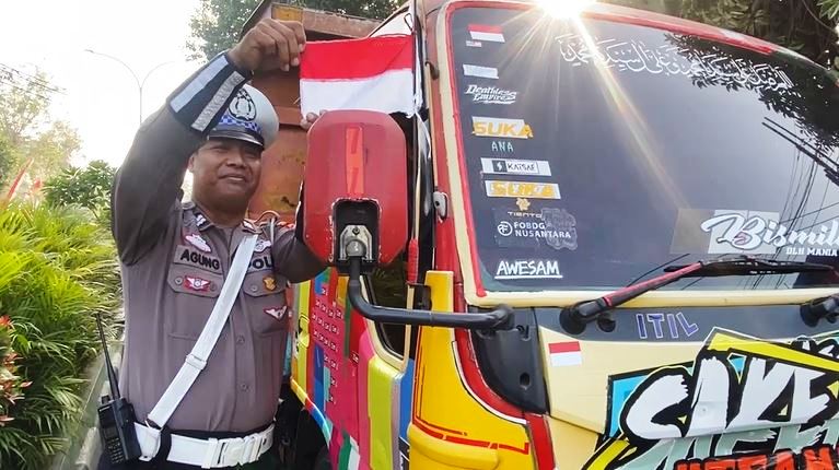 Gelorakan Semangat Nasionalisme, Satlantas Polres Bangkalan Bagikan Ratusan Bendera Merah Putih
