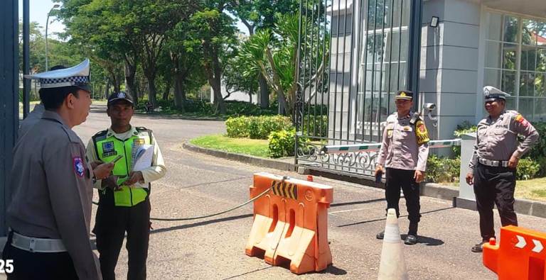 Polsek Mulyorejo Patroli KRYD di Perumahan Mewah Palem Beach Surabaya Antisipasi Rumah Kosong