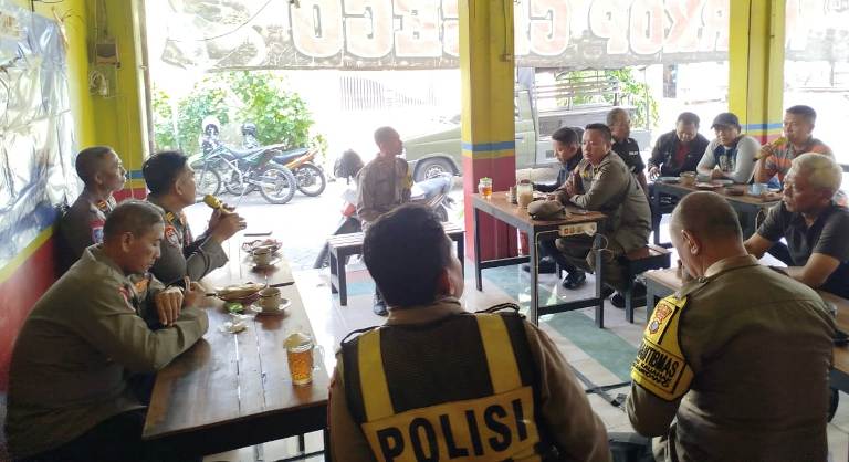 Jumat Curhat Polres Pelabuhan Tanjung Perak Ajak Warga Asemrowo Jaga Kamtibmas dan Tertib Lalu Lintas