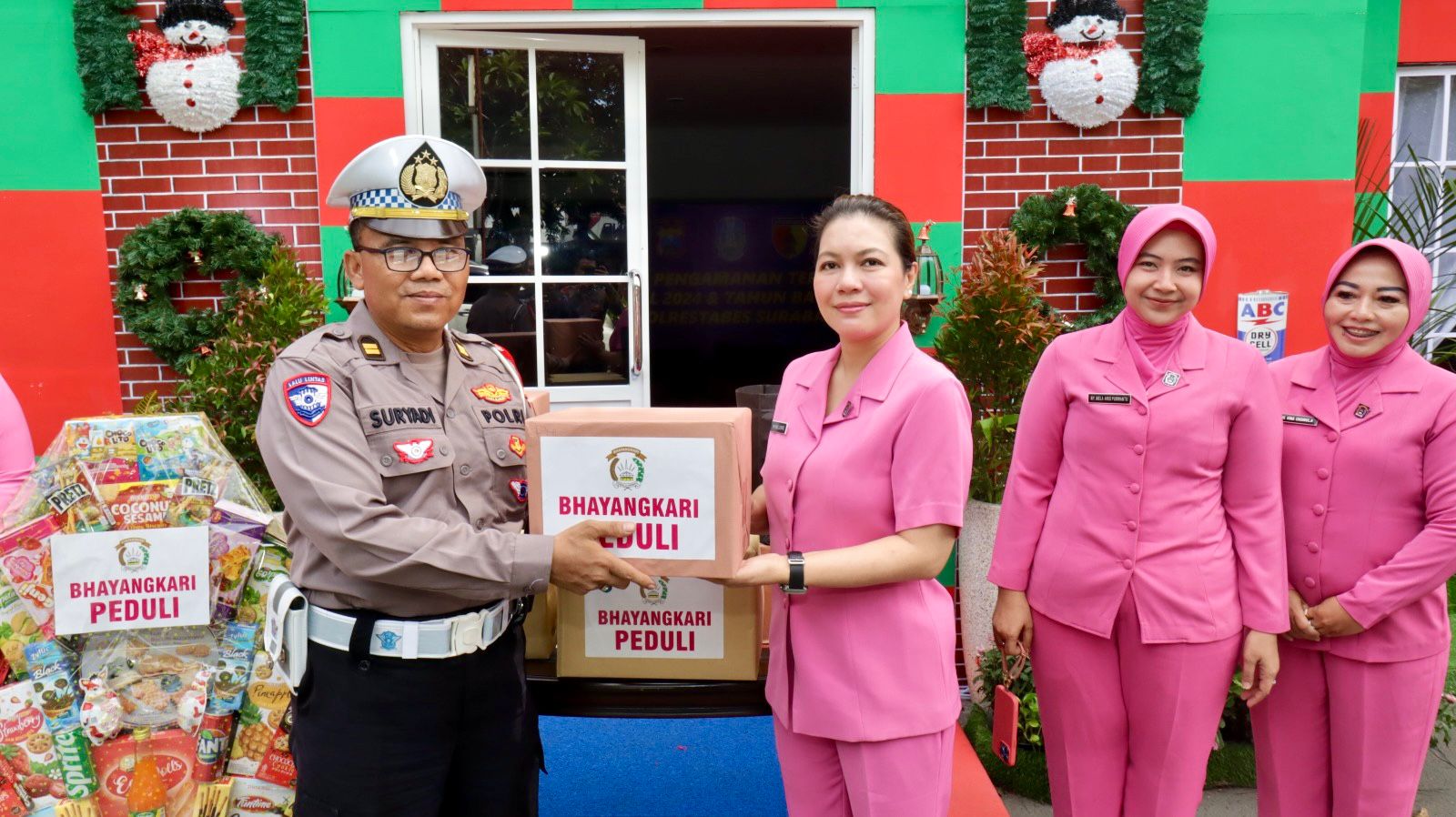 Kunjungi Pos Pam Nataru, Ibu-ibu Bhayangkari Surabaya Beri Dukungan dan Apresiasi 