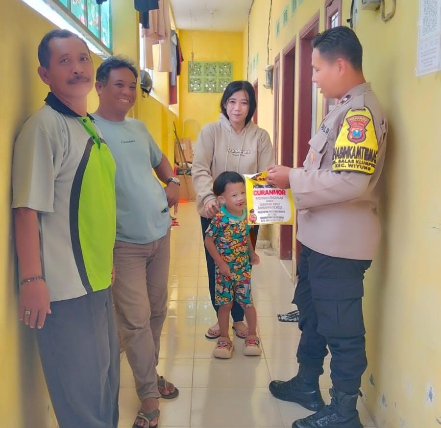 Cegah Curanmor di Lingkungan Kos, Polsek Wiyung Sebar Stiker Imbauan dan Sapa Warga Balas Klumprik