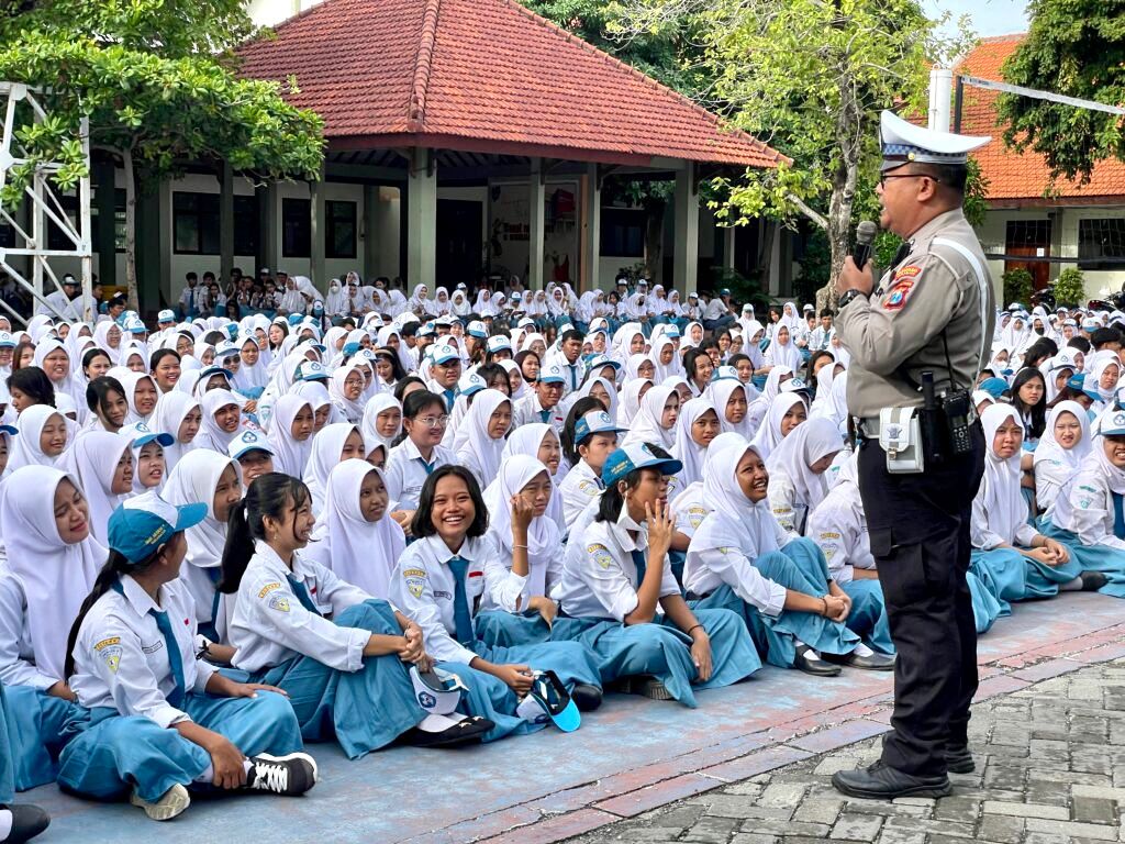 Gelar Police Goes to School, Satlantas Polrestabes Surabaya Ajak Pelajar Tertib Berlalu Lintas