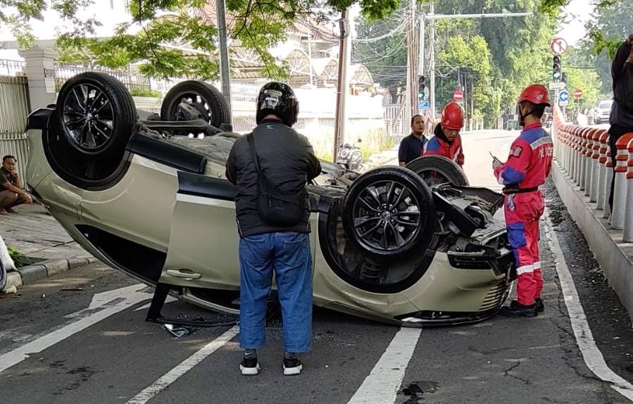 Sopir Alami Microsleep, HRV Terbalik Setelah Tabrak Pembatas Jalan Darmo Kali Surabaya