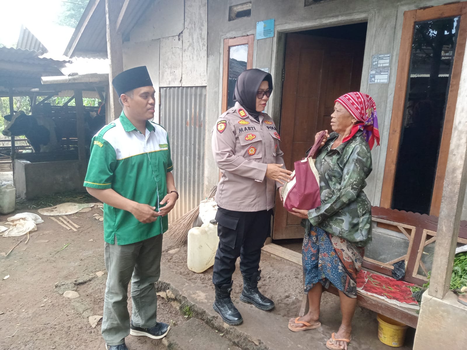 Kapolsek Lumbang dan Ansor Salurkan Sedekah untuk Lansia dan Dhuafa