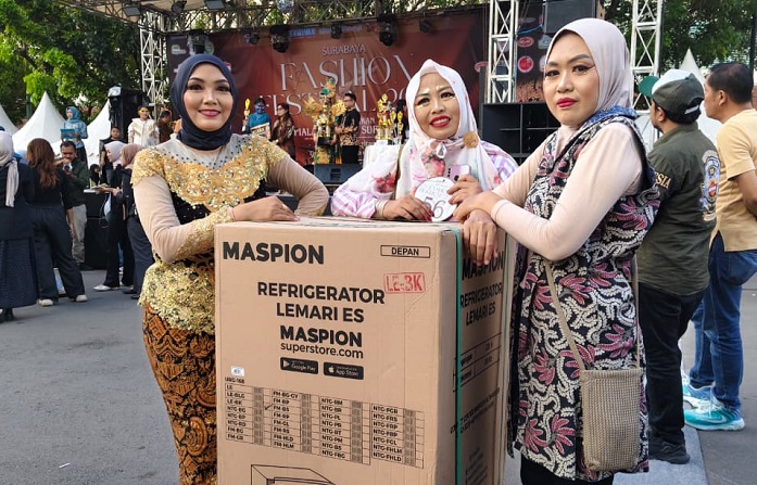 Berawal dari Firasat, Tim Kelurahan Babatan Bawa Pulang Lemari Es di Surabaya Fashion Festival 2025