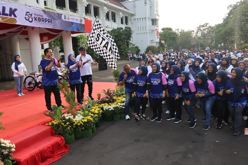 Pemkot Surabaya Gelar Fun Walk Peringati HUT Ke-53 Korpri, Ajak Tingkatkan Layanan