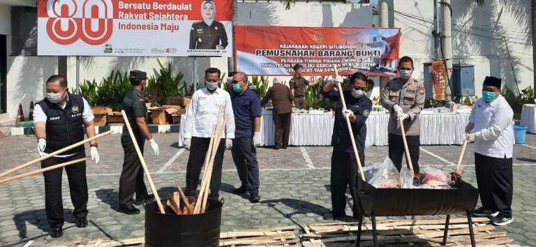 Kejari Situbondo Musnahkan Barang Bukti Tindak Pidana Umum, Termasuk 58.171 Butir Okerbaya