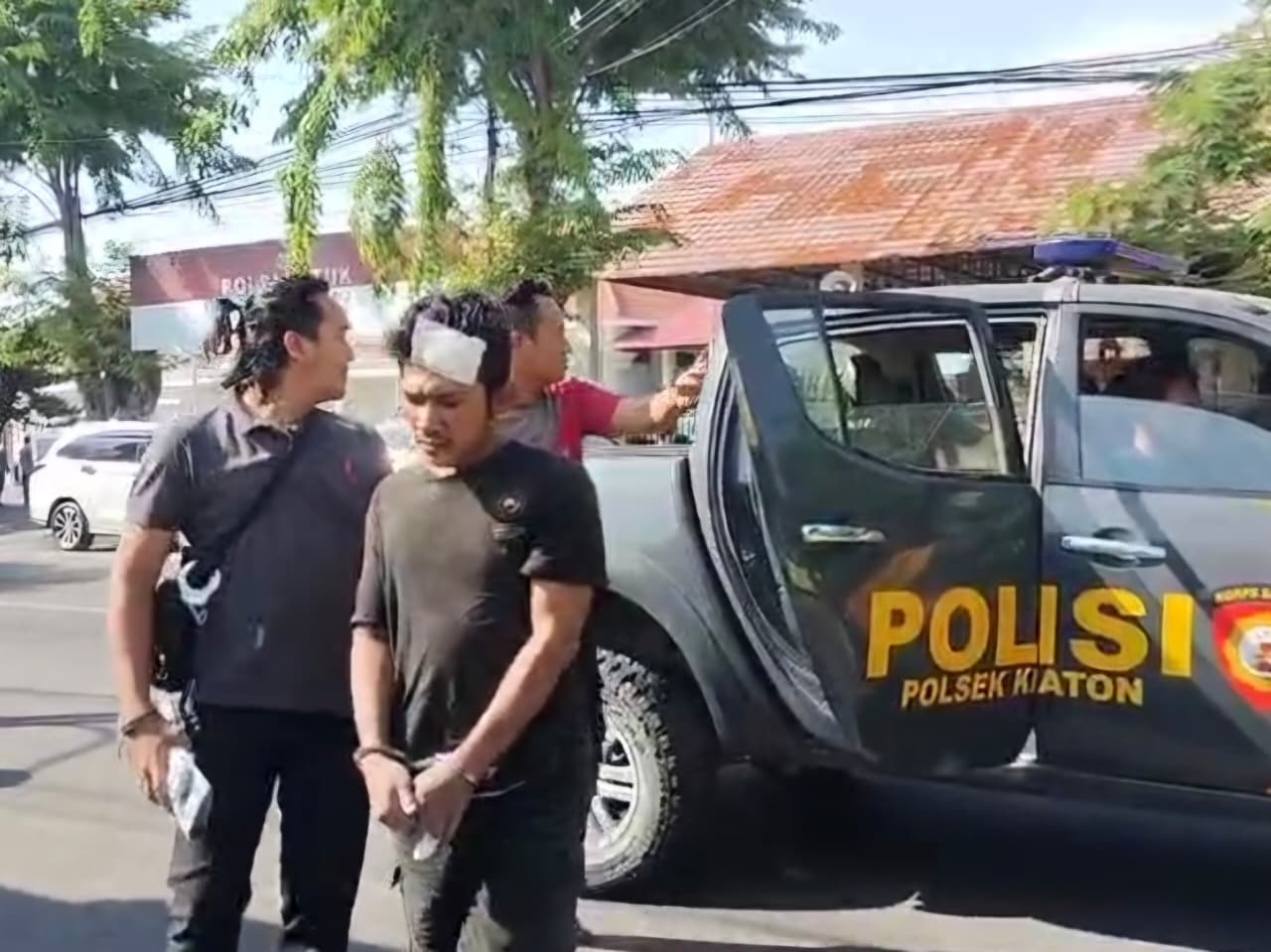 Tertangkap Basah Curi Ban Serep, Pria Tangerang Babak Belur Dimassa