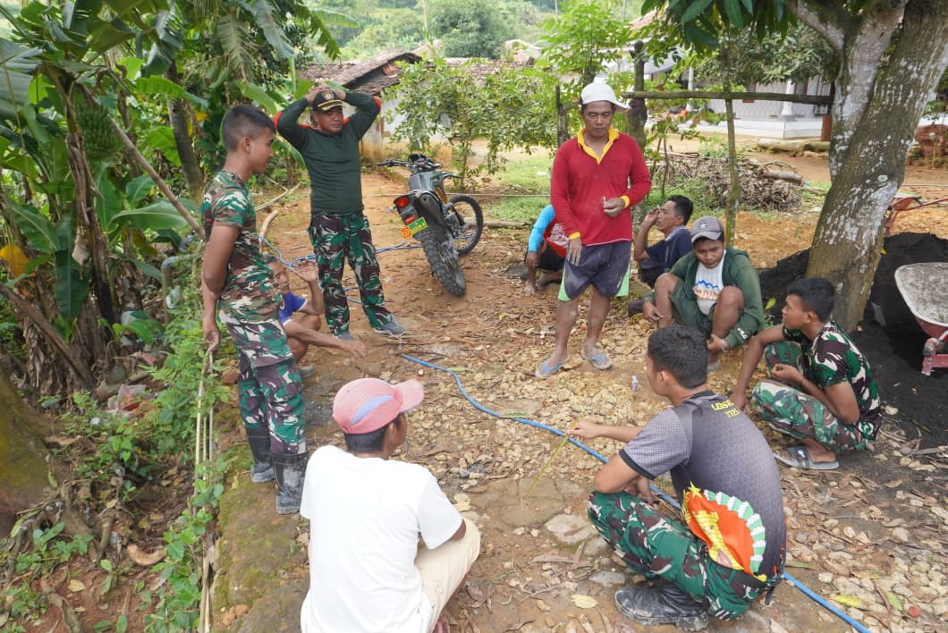 Semakin Dekat dan Erat, Satgas TMMD 127 Kodim 0827/Sumenep Bersilaturahmi dengan Warga