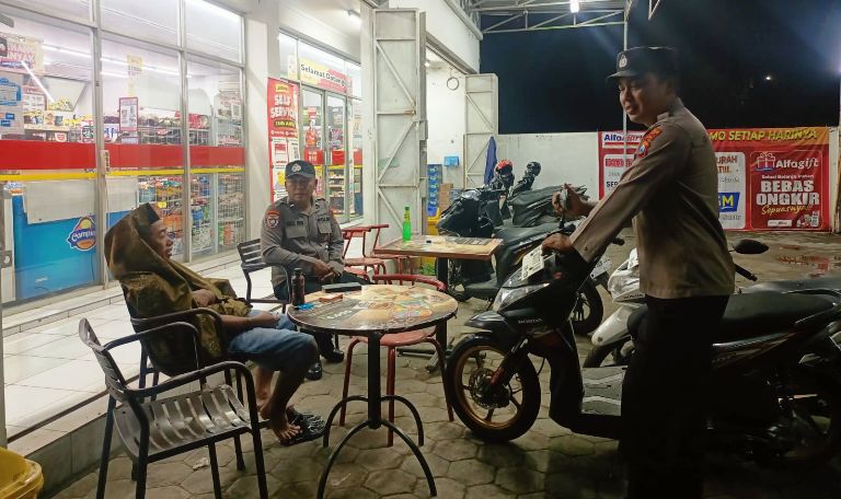 Patroli Dialogis Polisi Ngawi Perkuat Sinergi Warga Kasreman