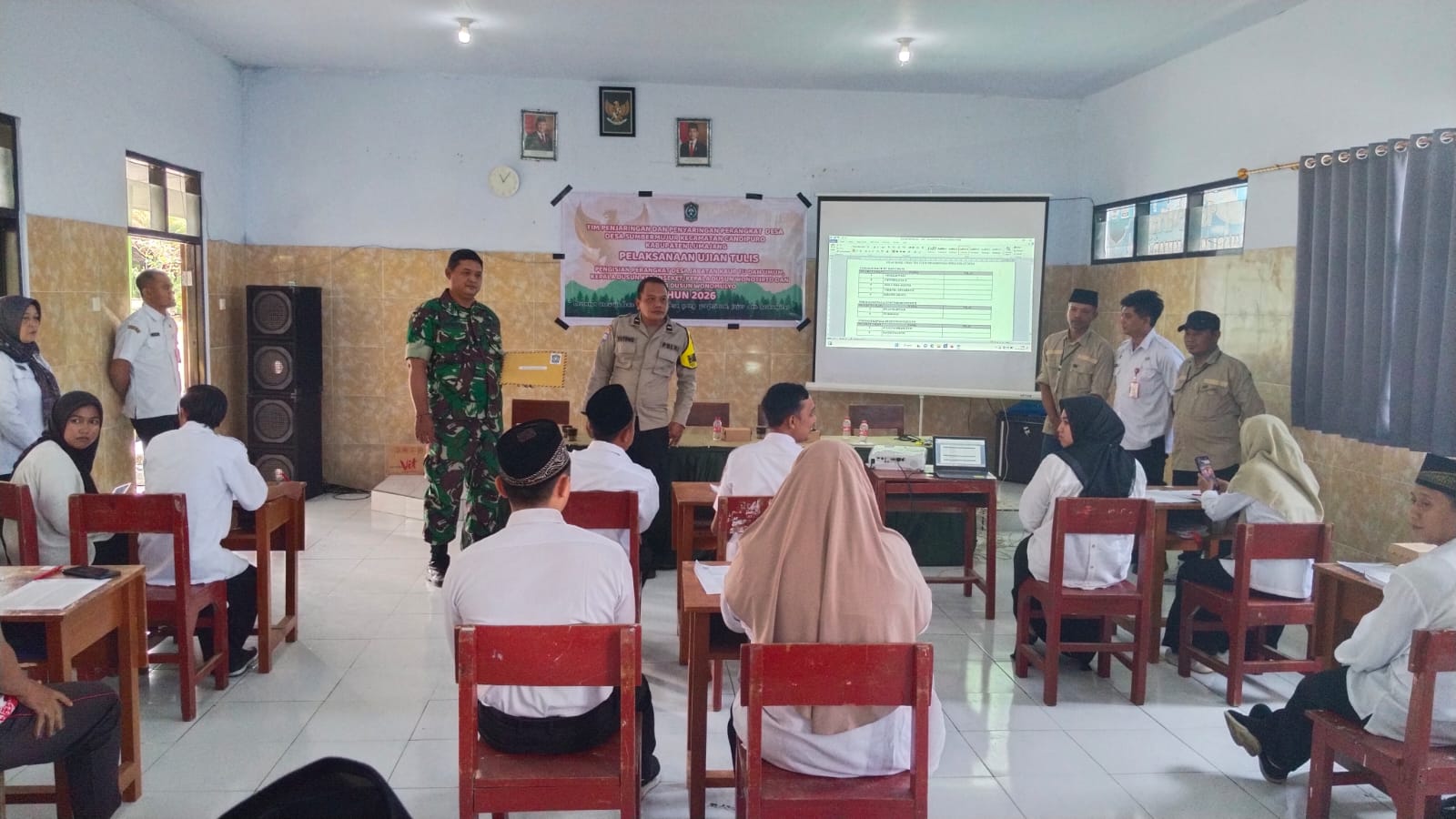 9 Peserta Ikuti  Ujian Perangkat Desa Sumbermujur, Polsek Candipuro Pastikan Berjalan Lancar dan Kondusif