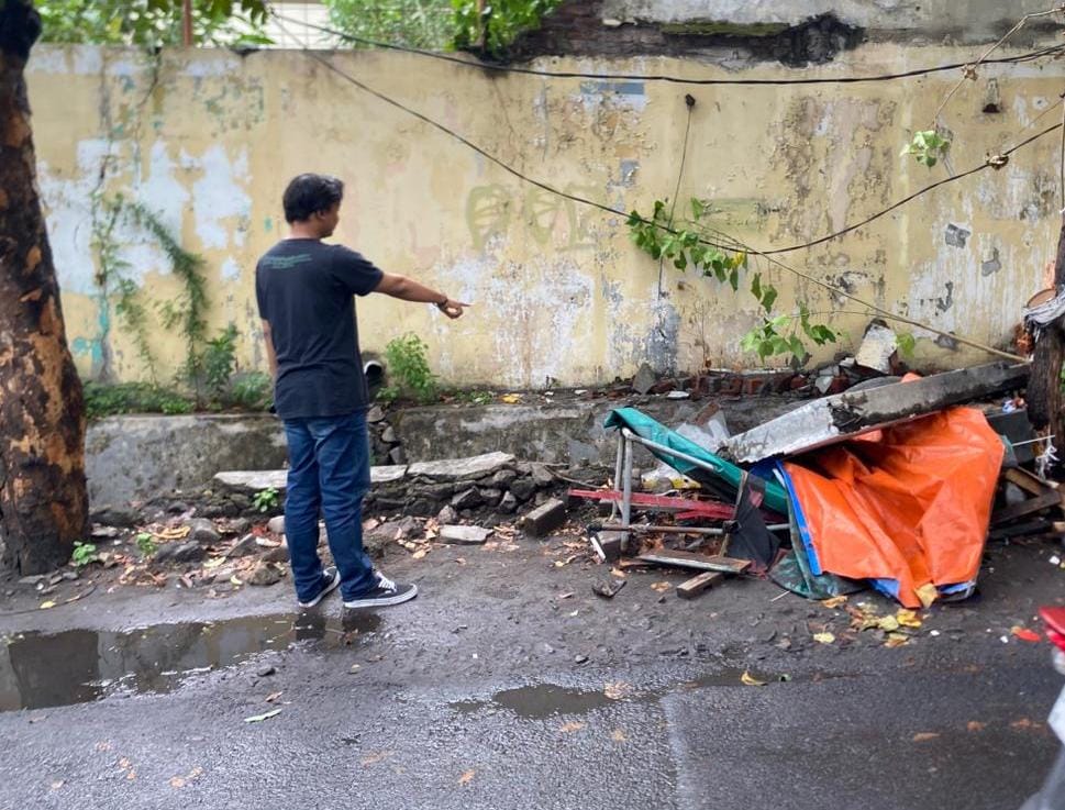 Juru Parkir di Surabaya Tewas Setelah Tertimpa Tembok Polsek Dukuh Pakis