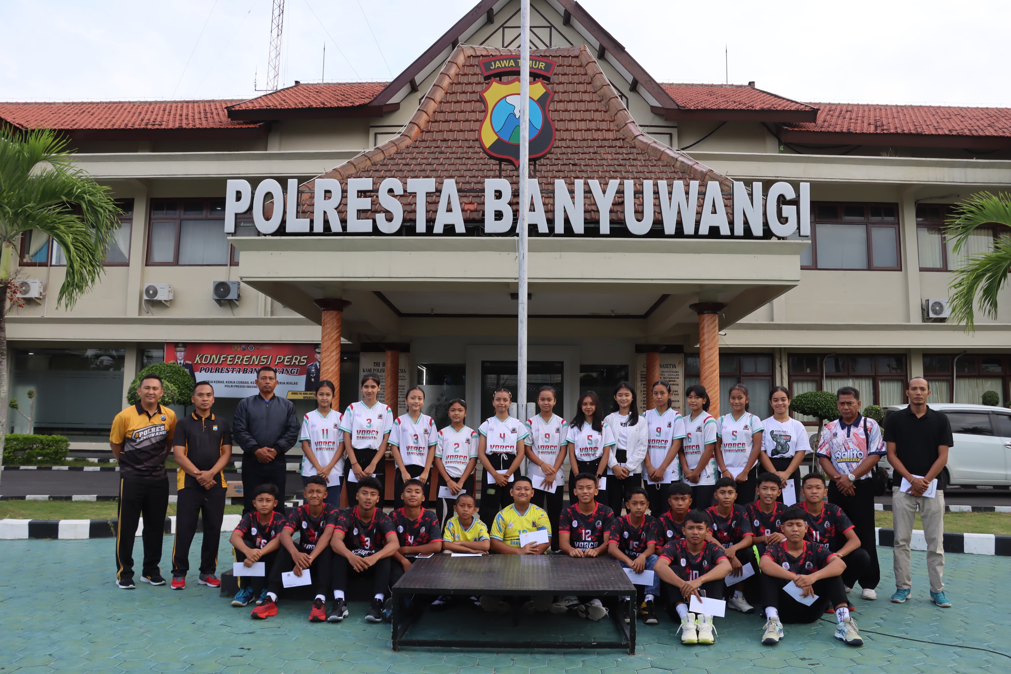 Kapolresta Banyuwangi Lepas Atlet Bola Voli U-15 Menuju Kejurprov Jawa Timur di Sidoarjo