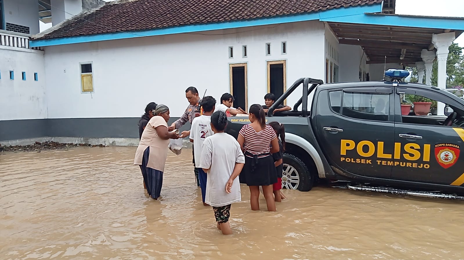 Polsek Tempurejo Bergerak Cepat Evakuasi Barang dan Salurkan Bantuan untuk Korban Banjir Wonoasri