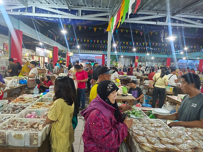 Penjual Jajanan di Pasar Kembang Surabaya Masih Eksis