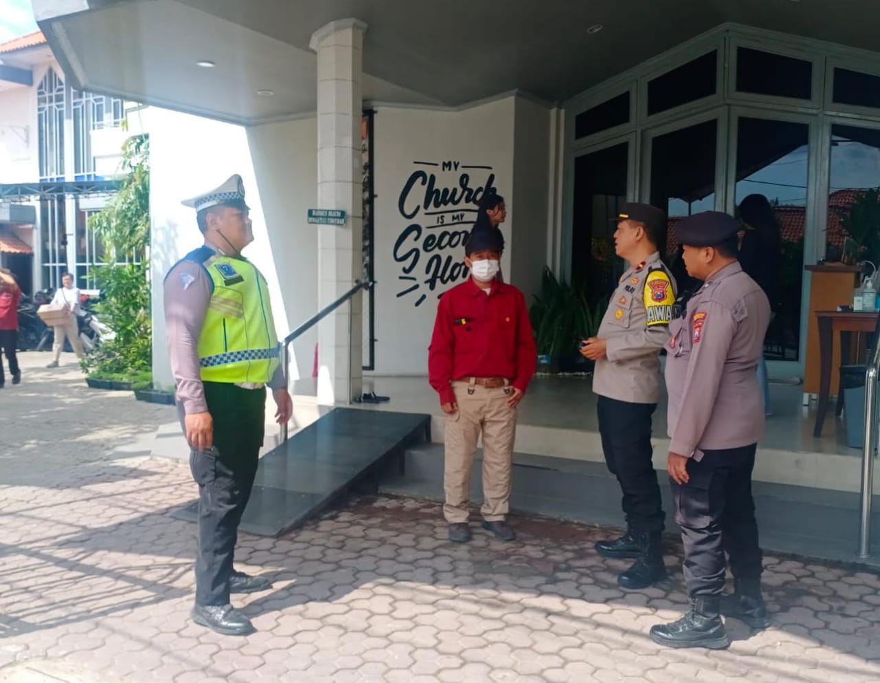 Polsek Wonocolo Patroli Dialogis di Gereja Kristen Indonesia Jemursari, Jamin Keamanan Ibadah