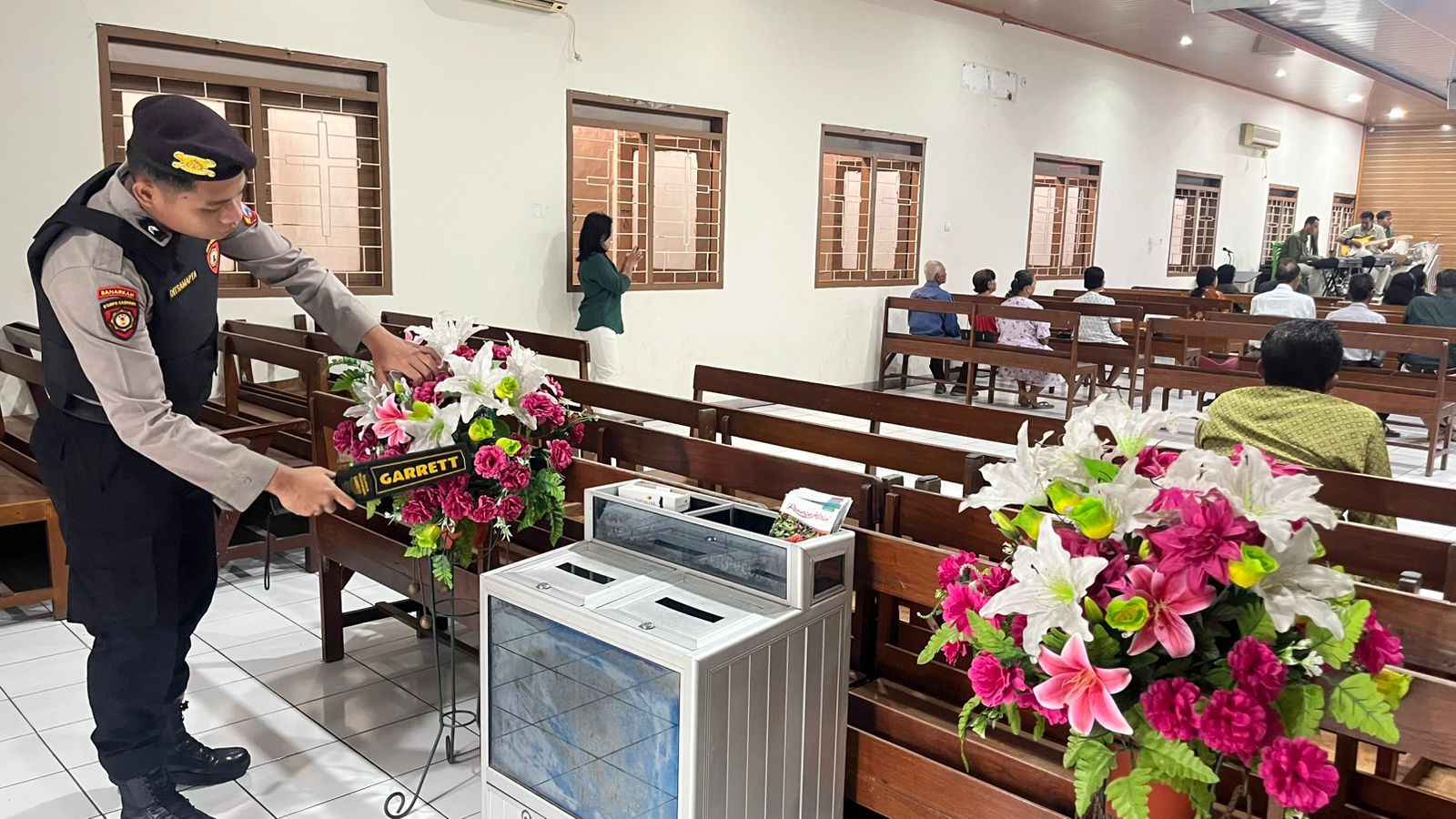 Pastikan Ibadah di Gereja Aman, Polres Ngawi Laksanakan Sterilisasi 