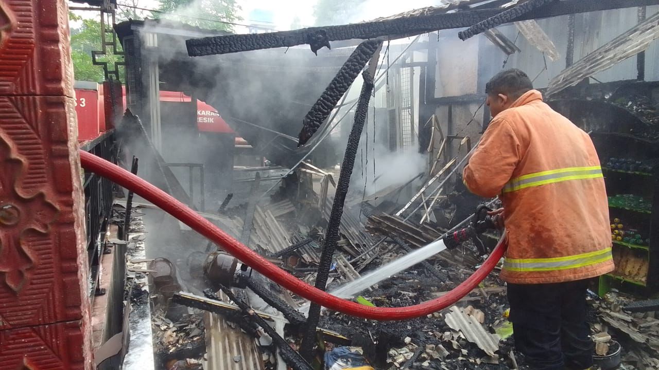 Diduga Korsleting Listrik, Warung di Driyorejo Gresik Hangus Dilalap Api