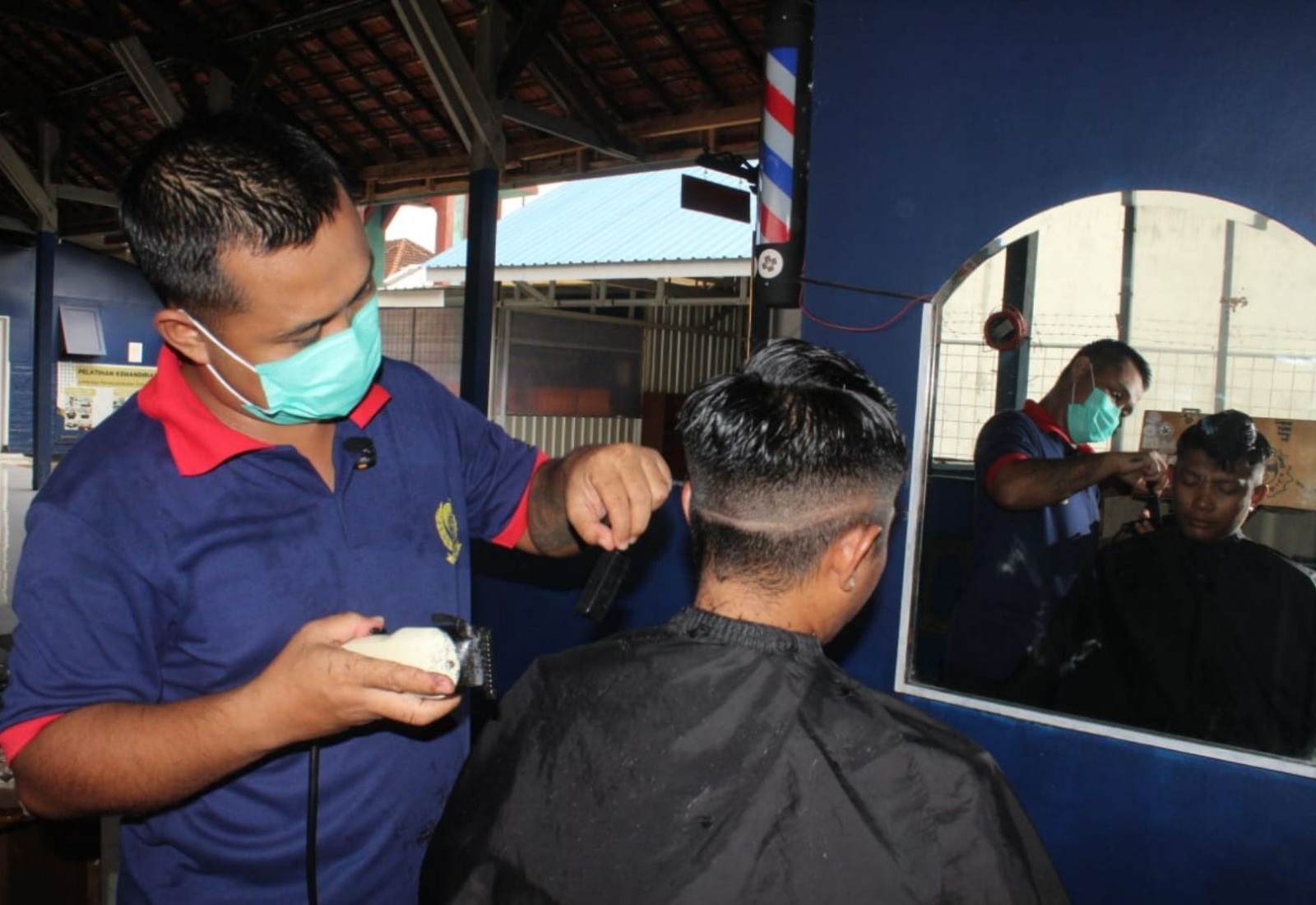 Warga Binaan Lapas Jember Asah Keterampilan Potong Rambut untuk Pegawai